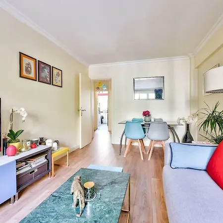 Modern Of 47m² In The 17th District Parigi